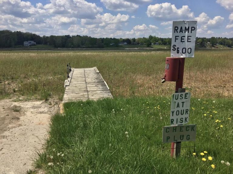 Tittabawassee River Dams: boat launch at Sanford Lake Marina