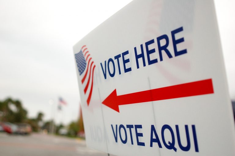 Vote_here,_vote_aqui_(3004595893)