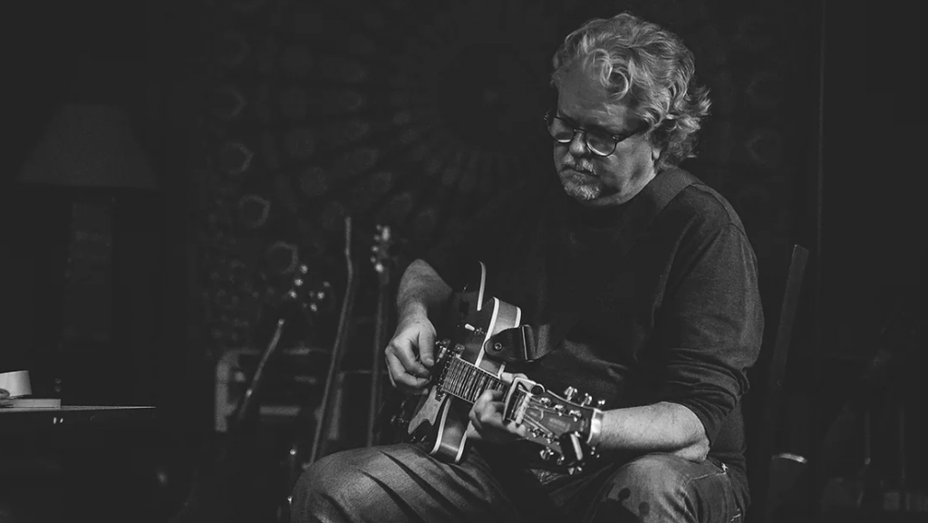 Picture of singer-songwriter Mark Jewett.