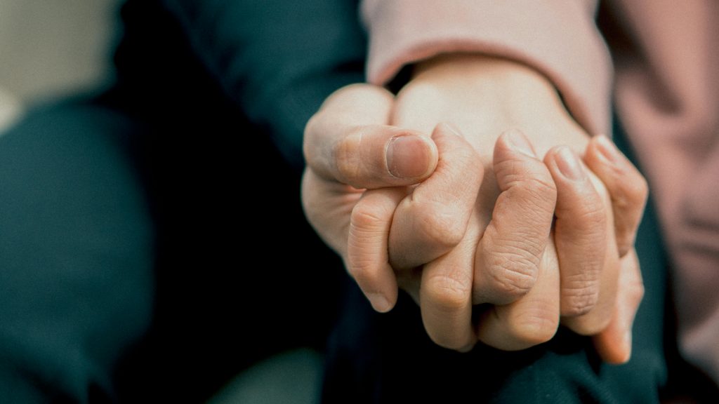 FILE_Holding-hands
