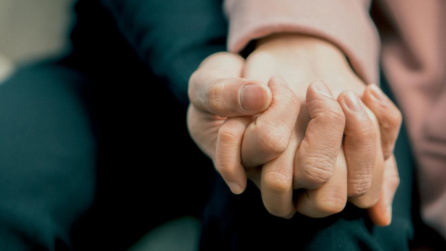 FILE_Holding-hands