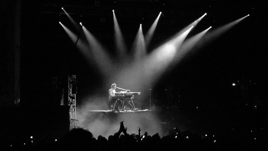 D'Angelo plays piano onstage