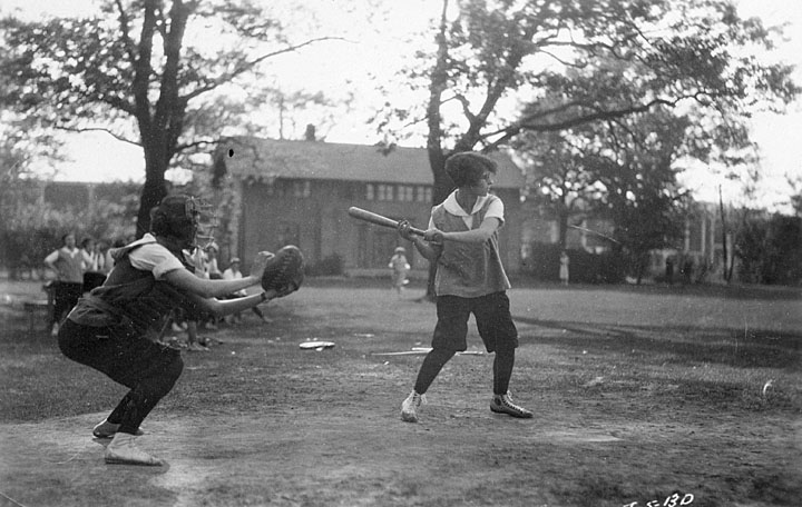 Women_playing_baseball_(2247503384)