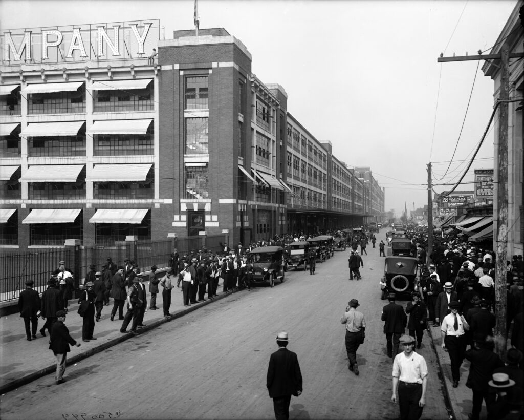 Change_of_work_shift_at_Ford_Motor_Company